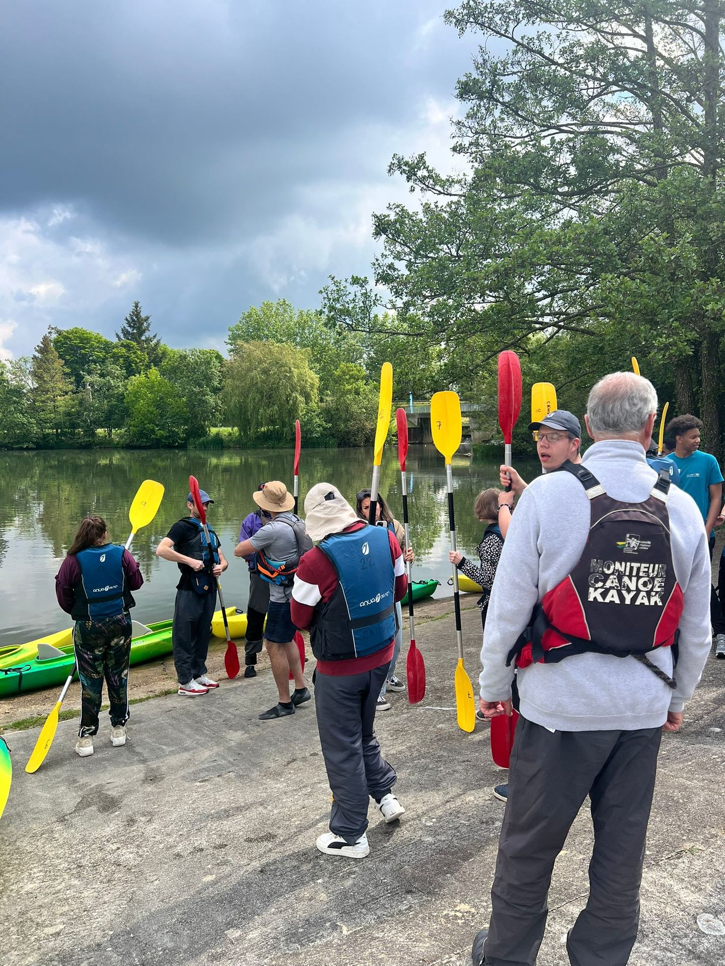 Moniteur de kayak et plusieurs participants à la journée handikayak au lac des Closiers