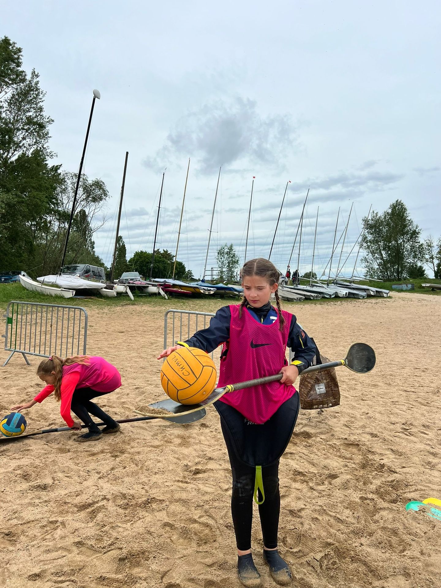 Jeune fille faisant tenir la balle en équilibre sur la pagaie