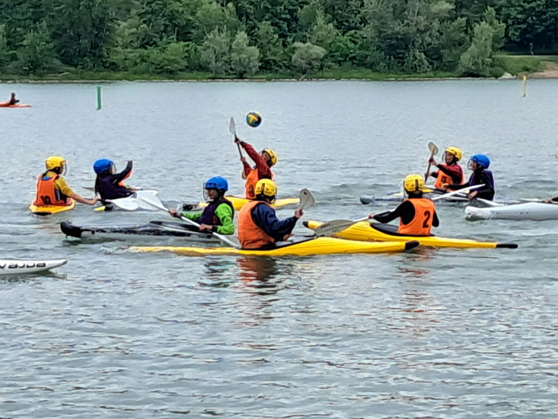 Jeunes jouant au kayak polo